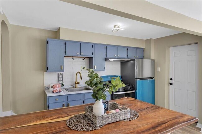 Building Photo - 407 Short Canal St