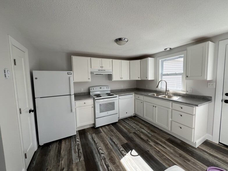 Building Photo - 97 Bates St