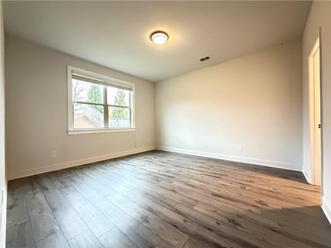 Building Photo - 1545 Dahlia Dr