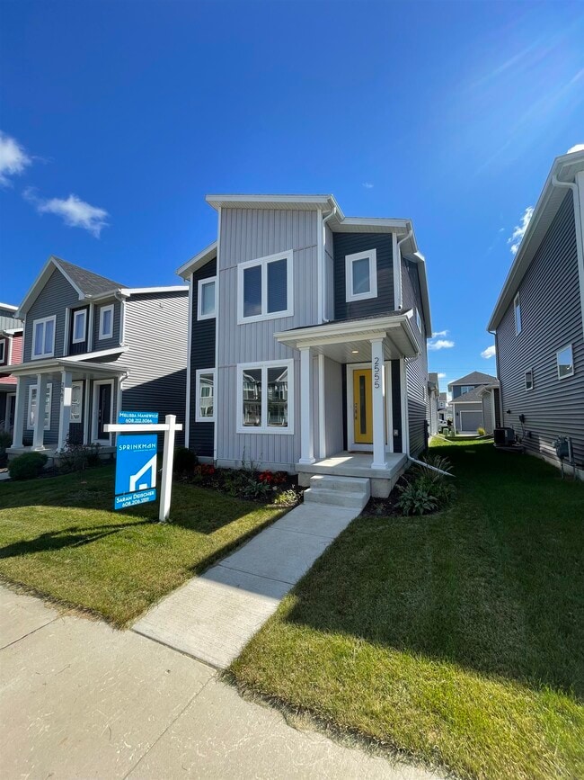 Building Photo - 2555 Spark St