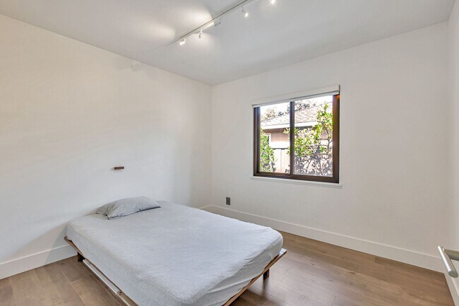 Building Photo - Remodeled Home in near Downtown Mountain View