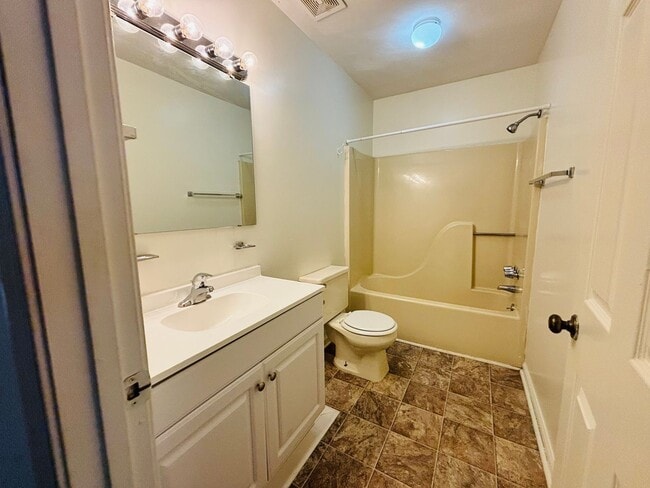 Building Photo - 850 Patrick Henry Dr