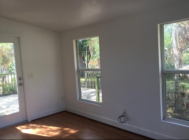 Building Photo - 654 Merrimac St