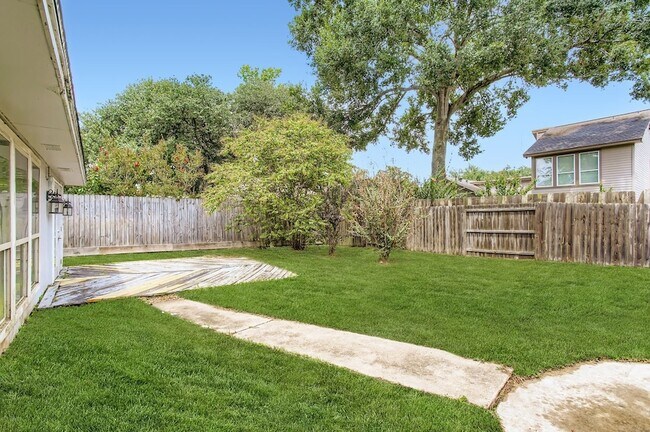 Building Photo - 15710 Sandy Hill Dr