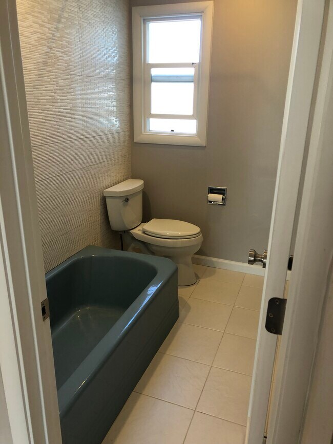 Building Photo - 401 15th Ave