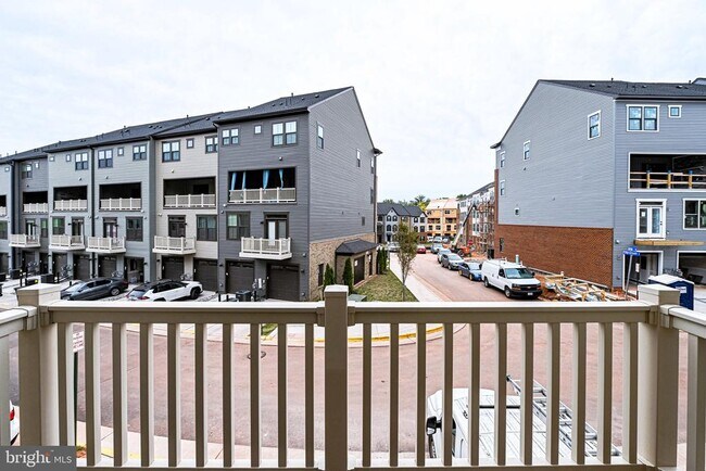 Building Photo - 14055 Sunrise Valley Dr