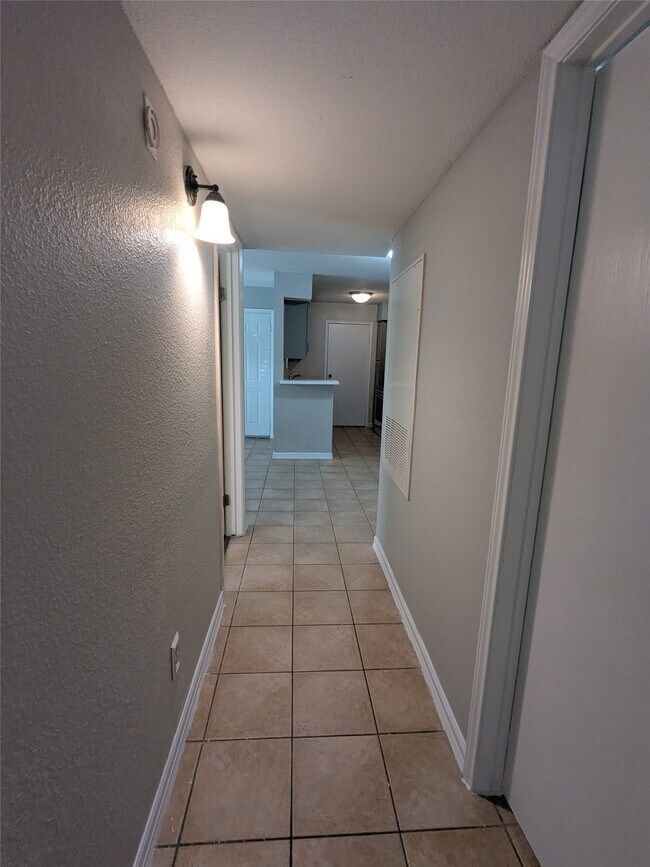 Building Photo - 13480 S Thorntree Dr