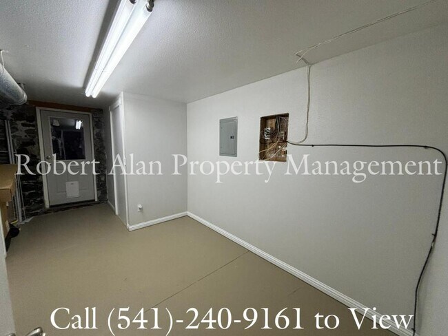 Building Photo - 916 SE Byers Ave