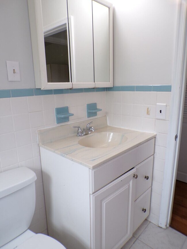 Building Photo - 3 BDRM, 2 BA Rambler w/ Basement - Great l...