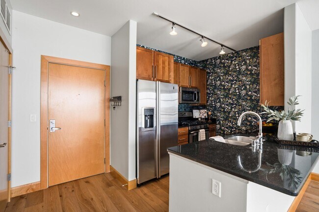 Building Photo - 1550 E Royall Pl