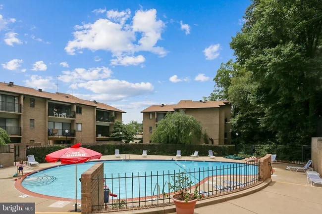 Outdoor pool (open seasonally) - 118 Monroe St