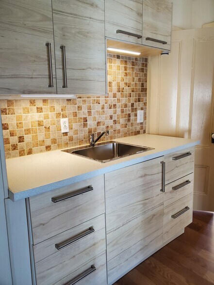 Building Photo - 201 Maple St