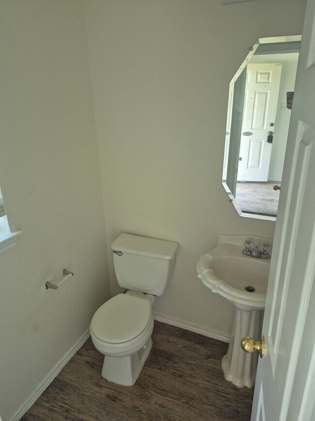 Building Photo - Spacious 3 bd home in a wonderful community.