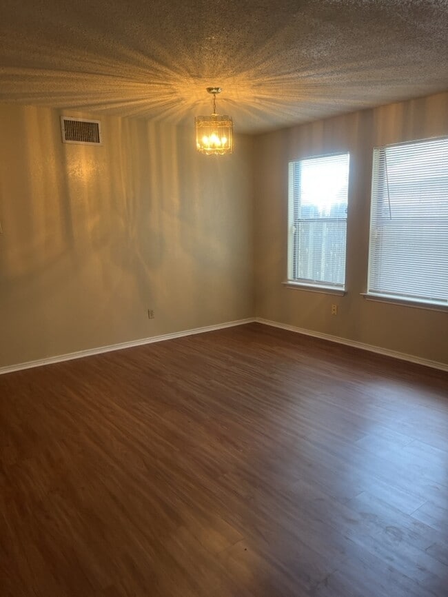 Building Photo - 2 bedroom 2.5 bath with 2 car garage!
