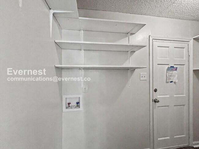 Building Photo - 3 Bed/2 Bath Home with Carport / Pet-Friendly / Available Now!