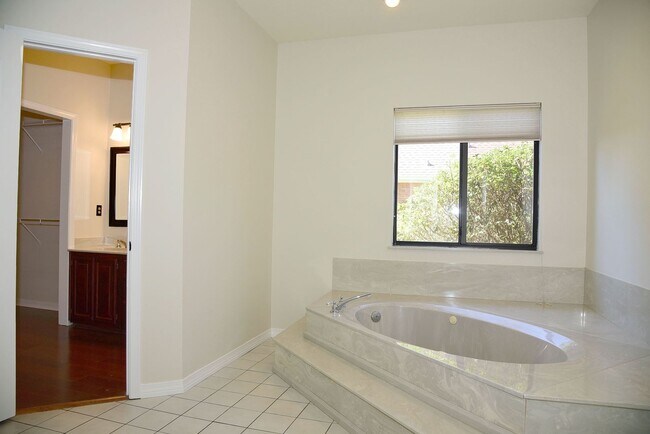 Building Photo - Spacious 4 Bedroom in Southwind at Bluewater Bay!