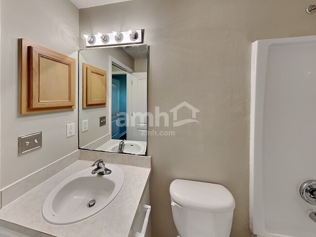 Building Photo - 1913 Southern Oak Loop