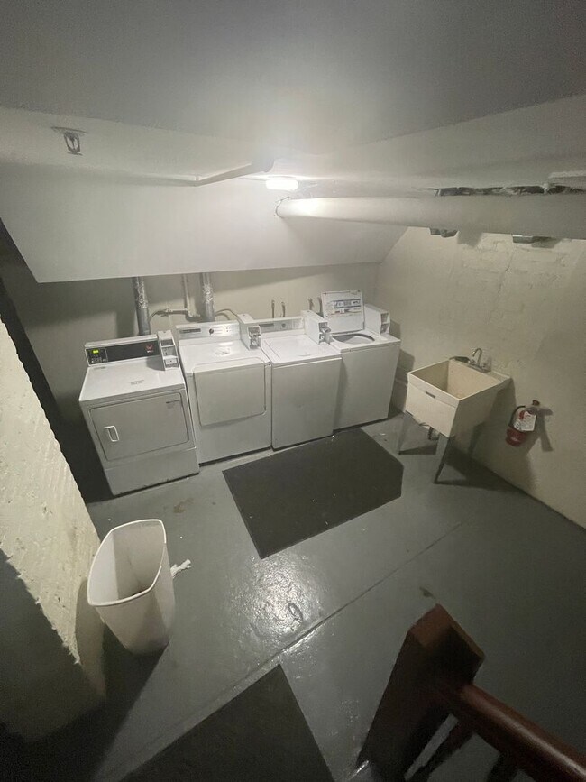 Building Photo - 3-bed w/ H+HW on GL-B