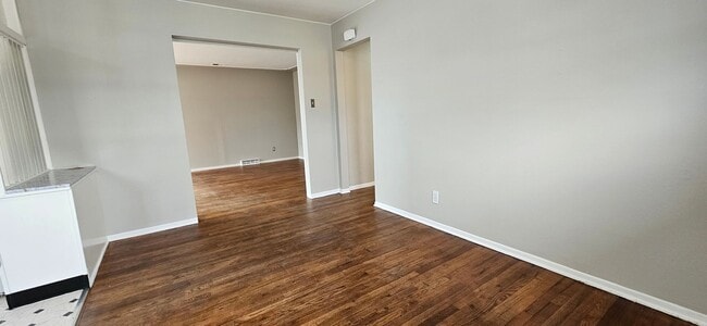 Building Photo - Super Cool Mountain View 2 Bedroom 1 Bath Top floor Duplex - Offering 1 month of free rent!!