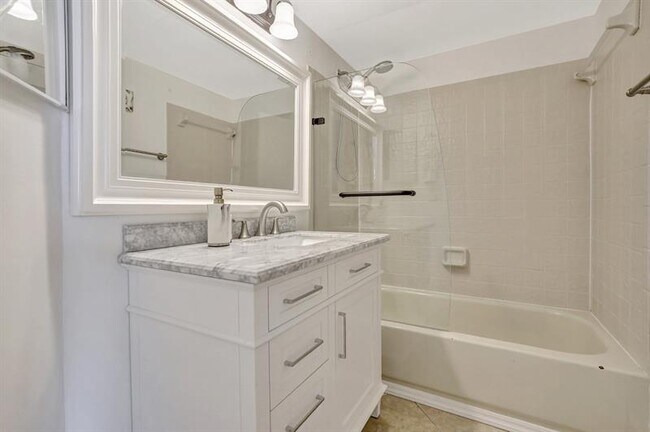 Building Photo - 9949 Twin Lakes Dr