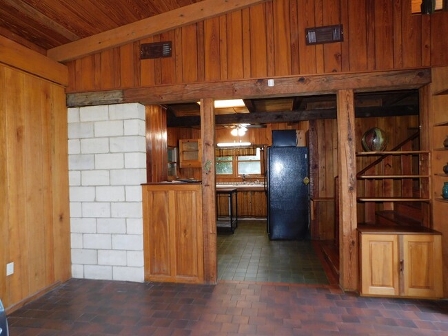 Building Photo - Gorgeous Rustic Home in Alachua!