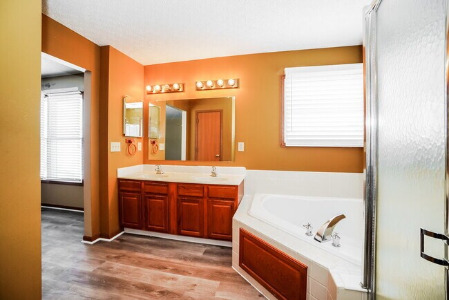 Building Photo - 9400 Magnolia Way