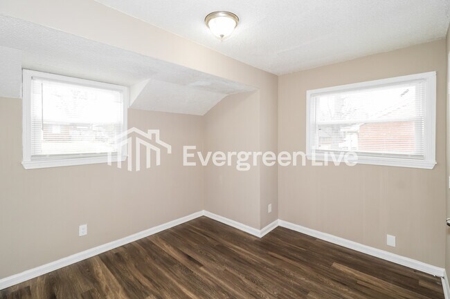 Building Photo - 4053 Chippewa Rd