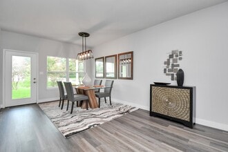 Building Photo - 3814 Lakewood Dr