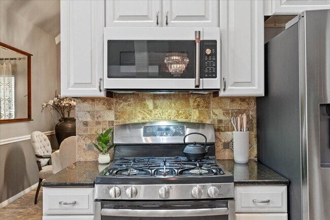 Building Photo - 1505 Laurel Oak Loop