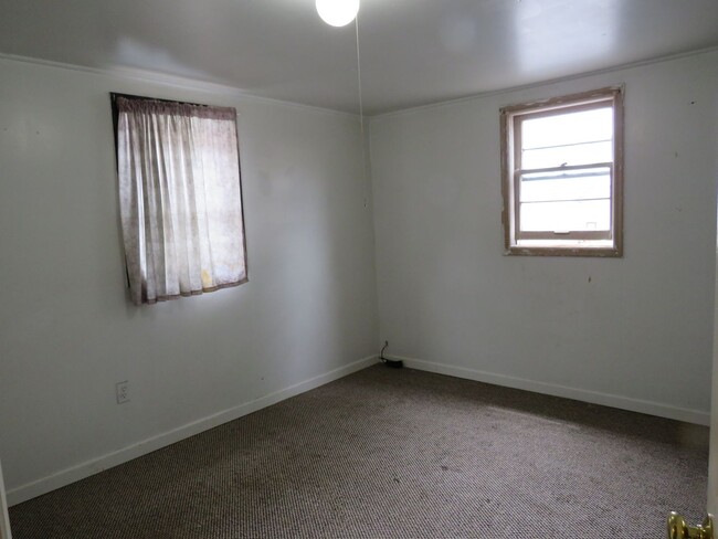 Building Photo - 3 Bedroom / 1.5 Bathroom Home in Convenient Location