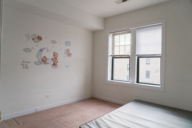 Building Photo - 2508 W Catalpa Ave