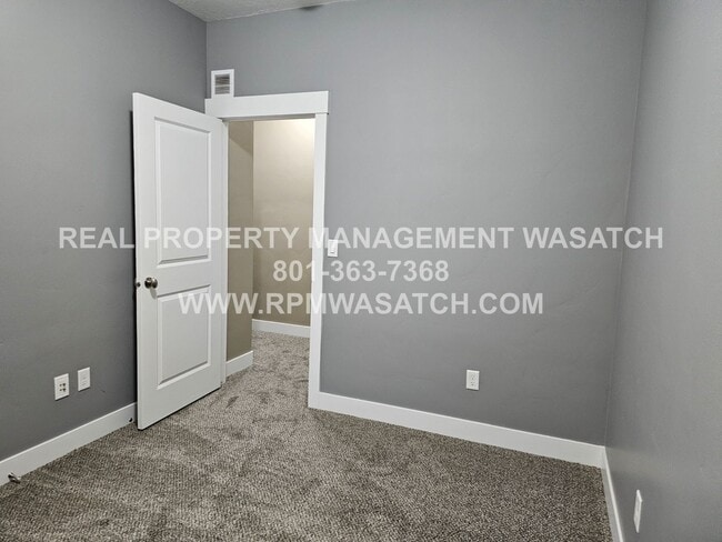 Building Photo - 4 Bedroom 2.5 Bath Town Home in Daybreak!