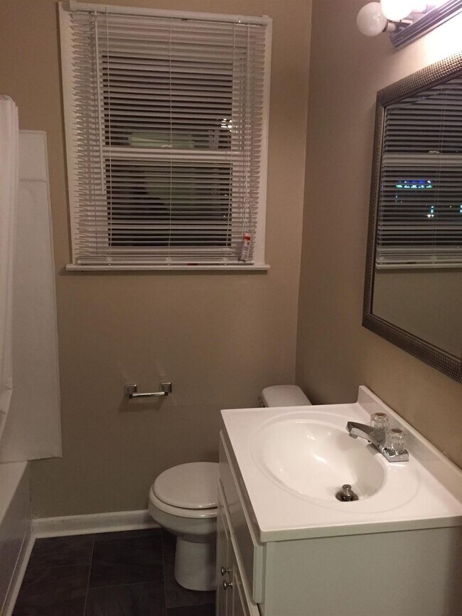 Building Photo - 4 Bedroom 2 Bath Home Available Immediately!