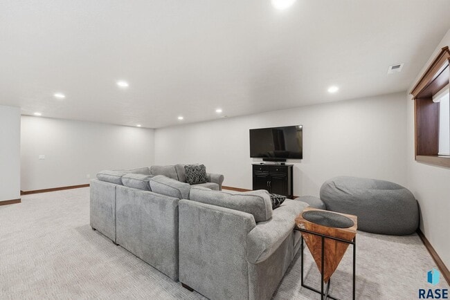 Building Photo - 2701 W Oak Hill Dr