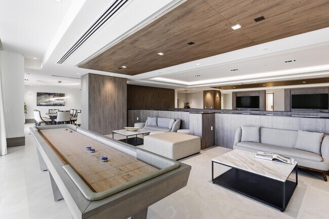 Building Photo - 220 Lake Shore Dr