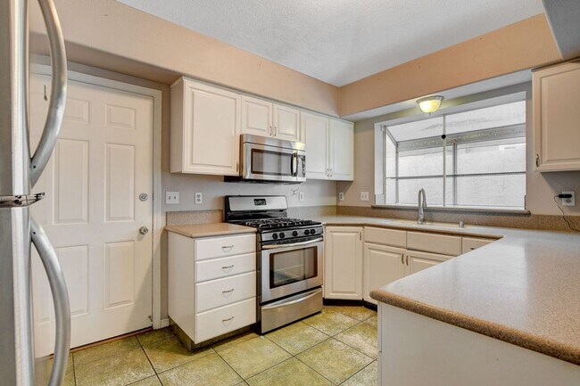Building Photo - 3 bedroom single story in Desert shores!