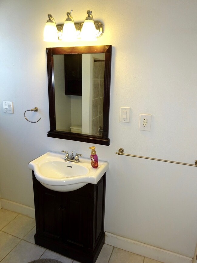 Building Photo - Bright and Charming Sunnyside Bungalow