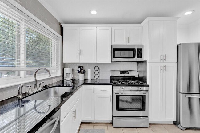 Building Photo - 5516 Chenevert St