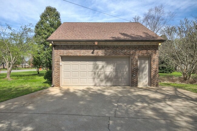 Building Photo - 4 BR 2/2 BA Large Fenced in Back Yard! Chef's Kitchen! Upstairs Bonus Room! 2 Car Garage