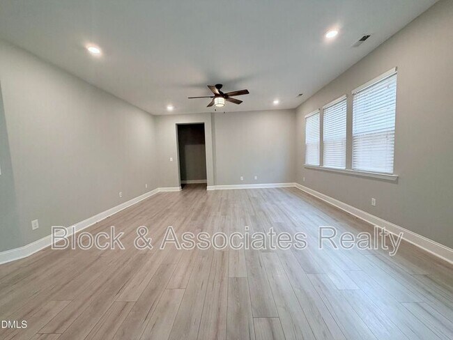 Building Photo - 504 Eno Dr