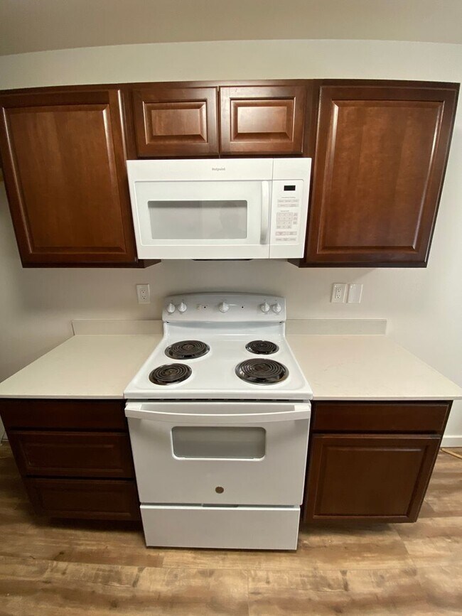 Building Photo - Newly Remodeled! Close to CWU 4 Rooms !!