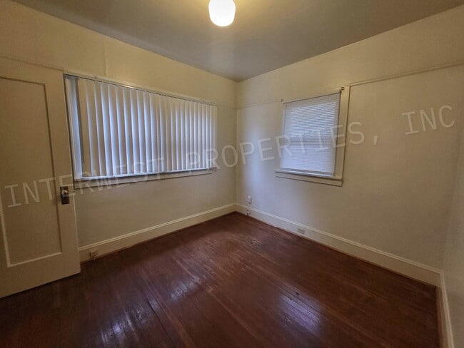 Building Photo - *1/2 OFF 1ST MONTH'S RENT PROMO* 2 Bedroom...