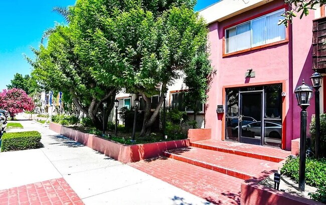 Building Photo - "Chic 1-Bed Oasis with Central Vacuum & Ha...