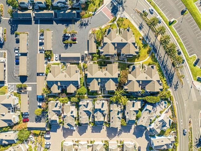 Building Photo - Remodeled 2 Bed, 2 Bath Condo with Ocean V...