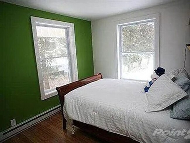 Building Photo - Cozy 3-Bedroom Home with Private Yard in L...