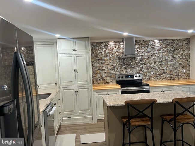 Building Photo - 216 Stern Cove