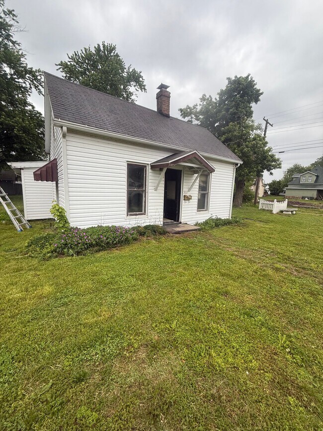 Building Photo - 533 Higgins St