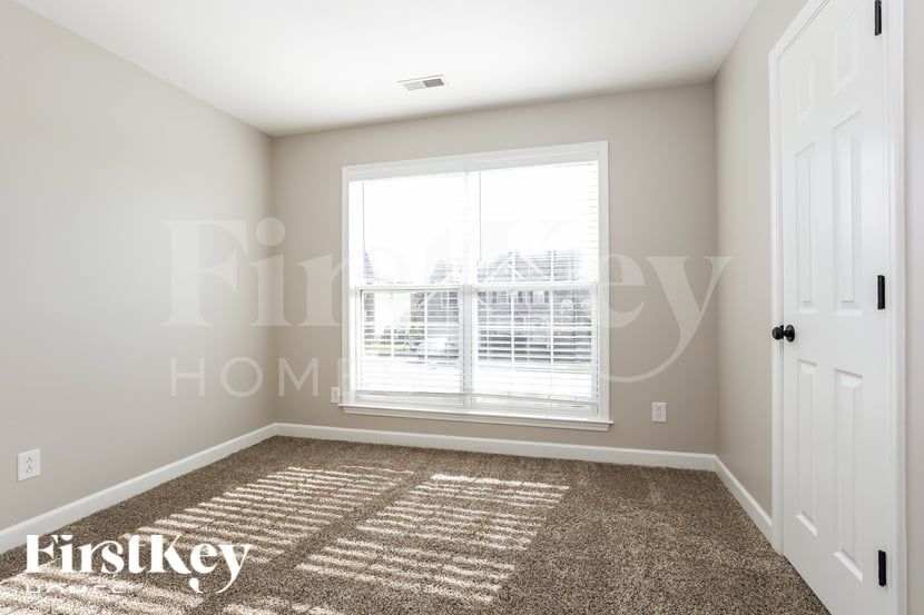 Building Photo - 2260 Dewey Dr