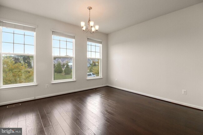 Building Photo - 439 Foxglove Way