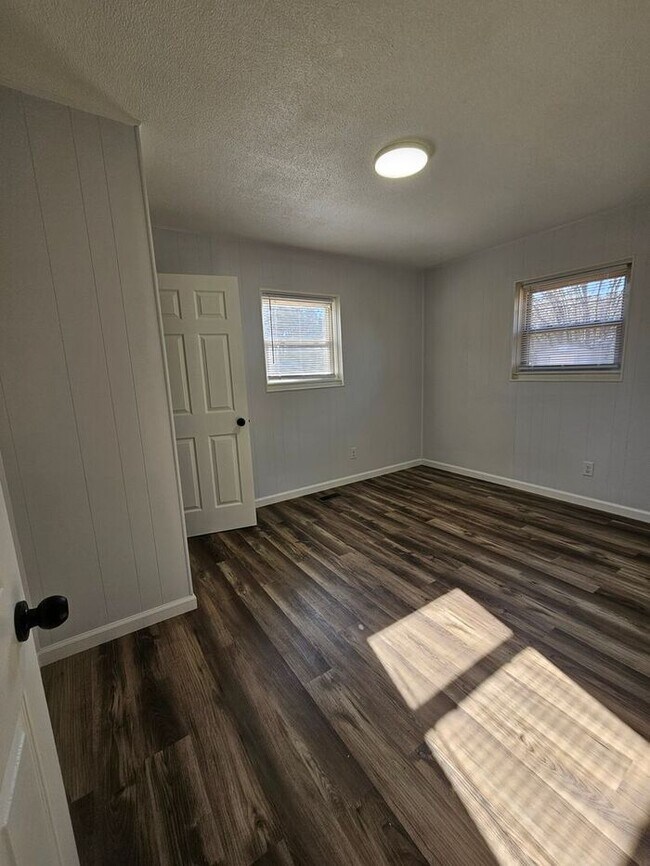 Building Photo - 2BD/1BA Unit in Newton!